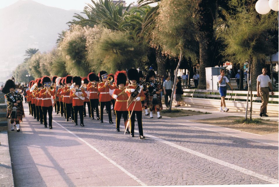 8-settembre-1993-cinquantenario-dello-sbarco-a-salerno-banda-dei-rangers-inglesi-con-cornamuse-sfila-per-il-lungomare-trieste